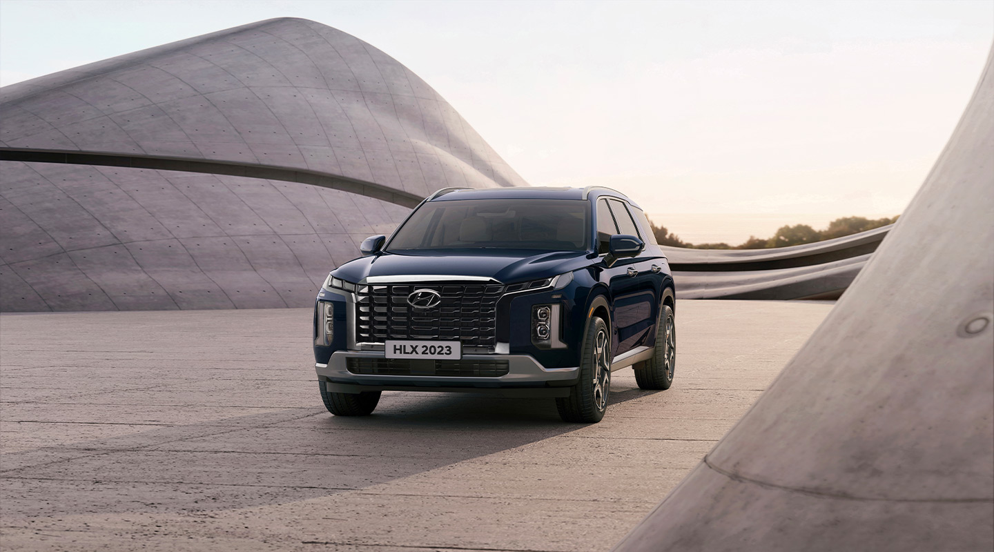 Hyundai Palisade azul en espacio arquitectónico