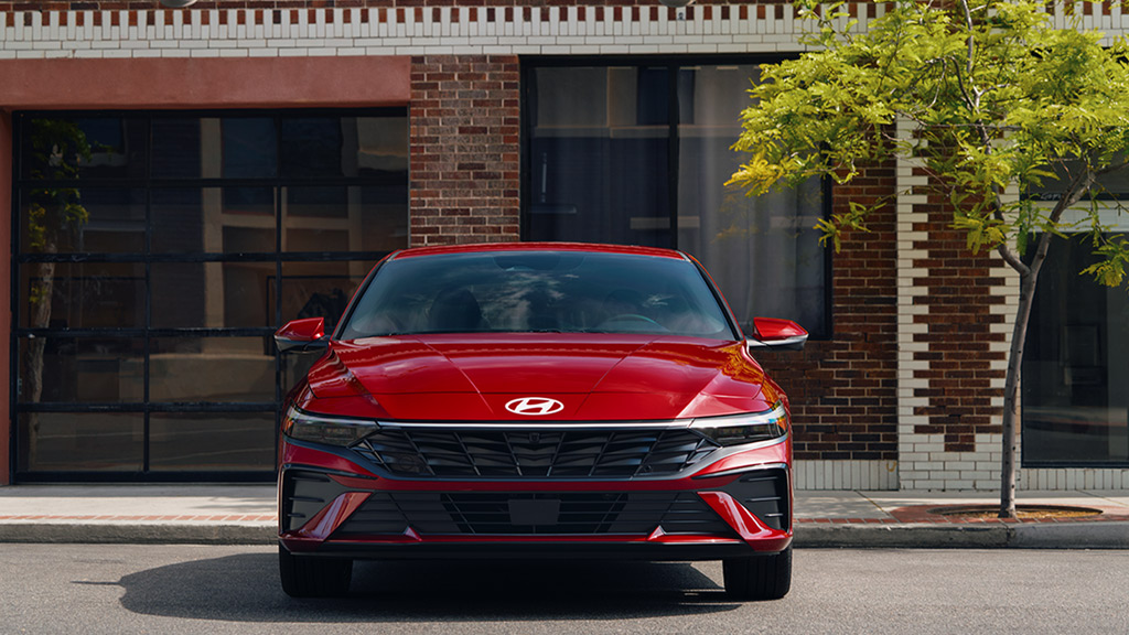 Vista frontal del nuevo Elantra 2024 en color rojo