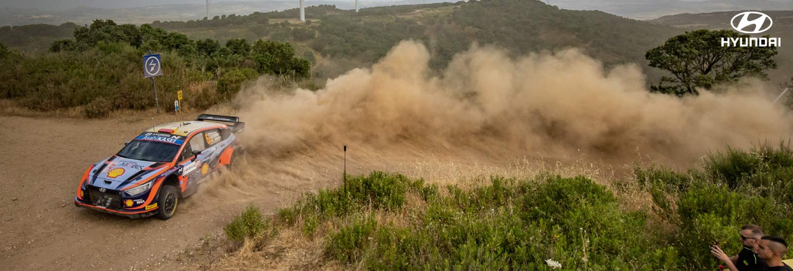 Auto Hyundai Motorsport levantando el polvo en camino de terracería