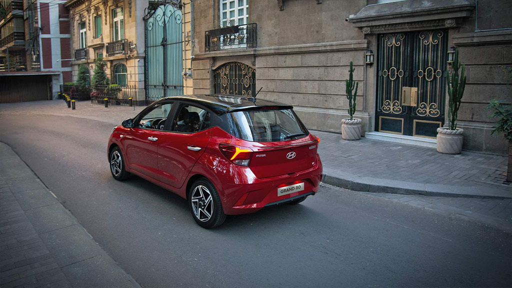 Parte trasera y lateral de Grand i10 HB en un runnin shot por la ciudad.