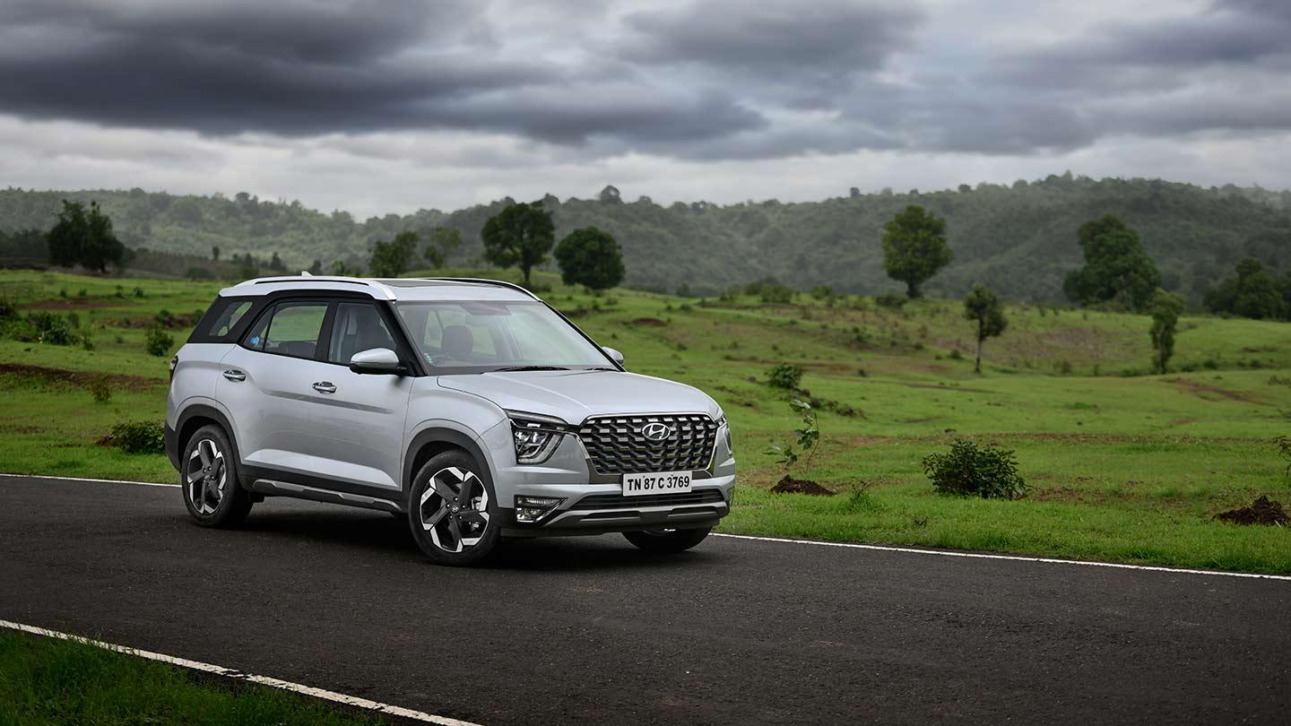 Hyundai Creta Grand en carretera durante un día nublado