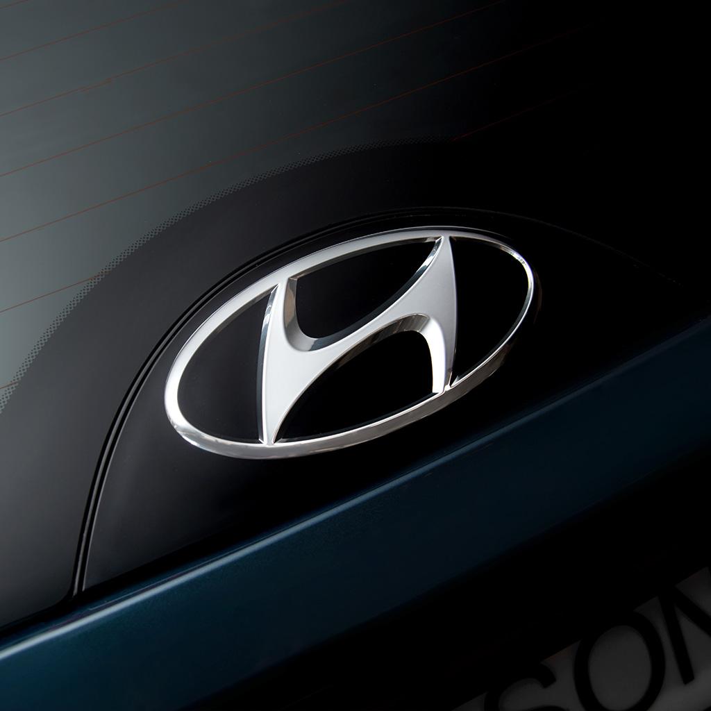 Emblema de Hyundai en la parte posterior de Tucson