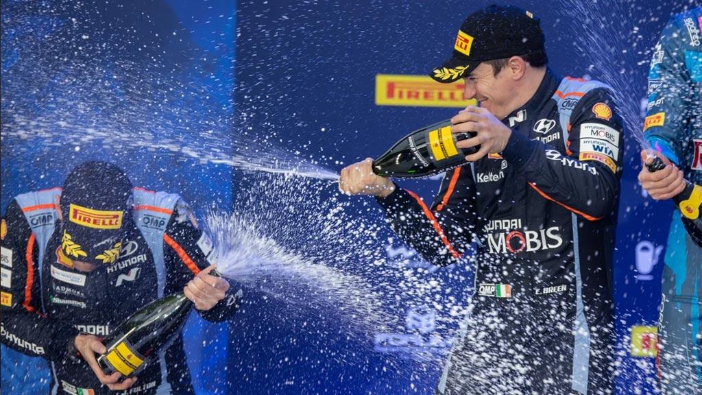 Equipo de Hyundai Motor sport festejando con botellas de champagne