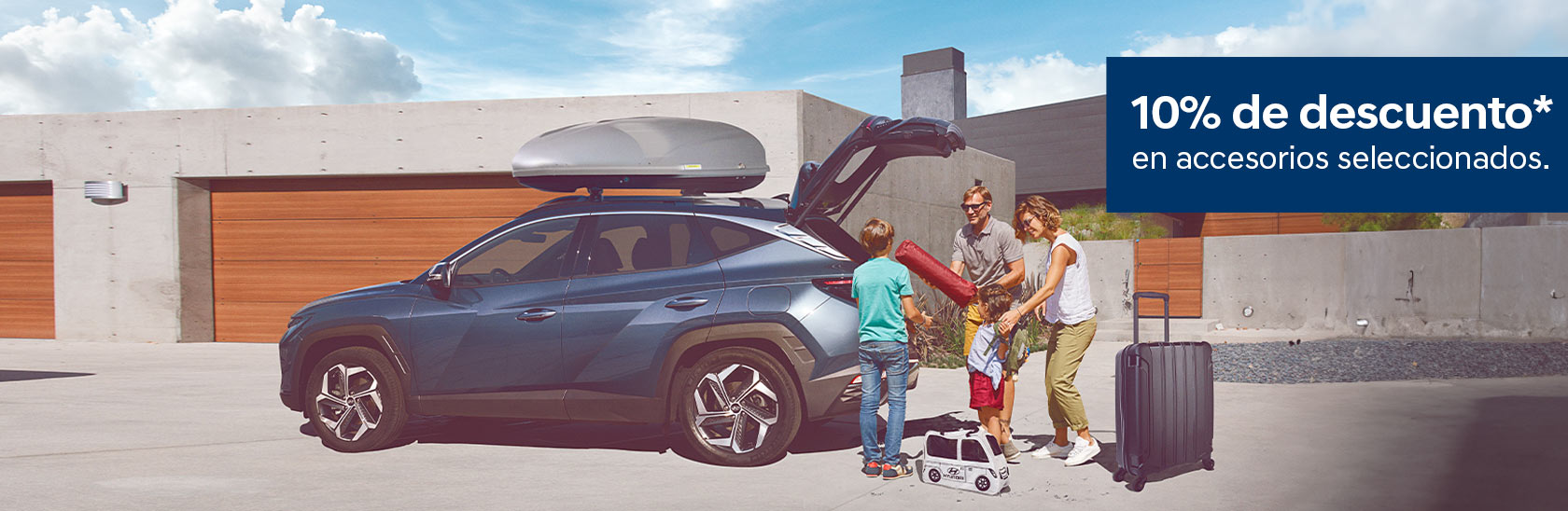 Familia bajando maletas de SUV Hyundai
