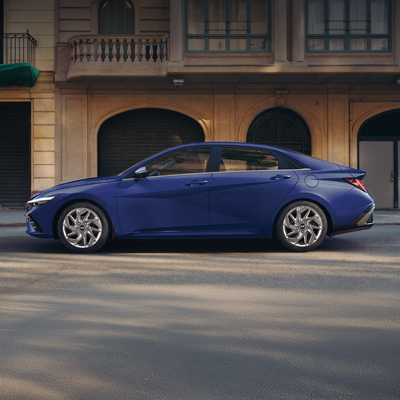 Hyundai Elantra Híbrido 2026 en color azul
