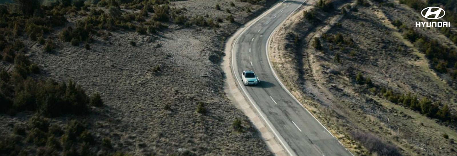 Toma aérea de vehículo Hyundai en carretera