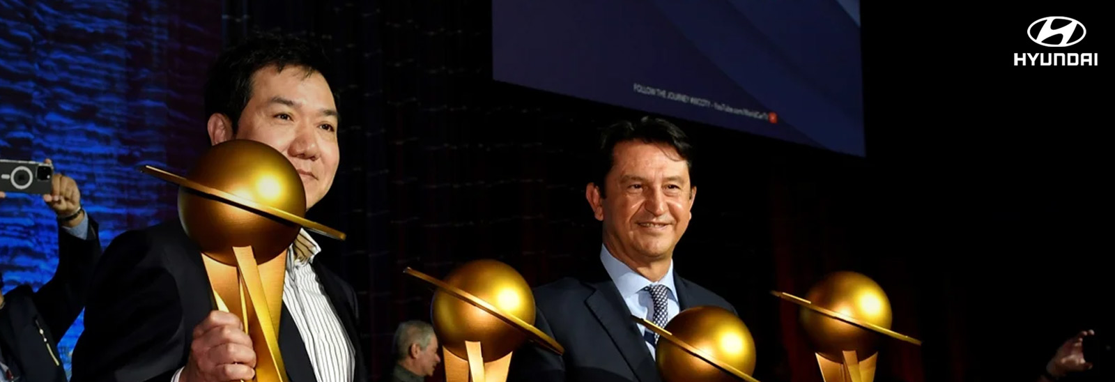 Ejecutivos de Hyundai recibiendo premios por IONIQ 6 en 'World Car Awards'