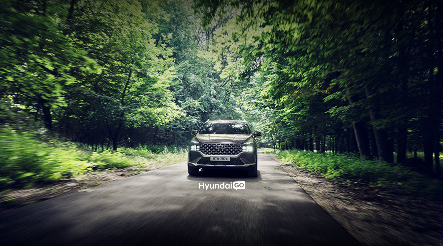 suv de fondo y logo al centro de Hyundai Go